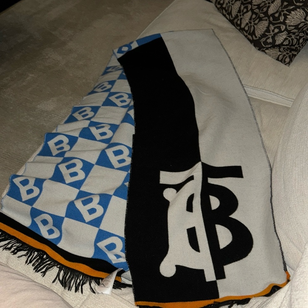 Burberry Scarf. 188x33cm 97% Wool 3% Silk